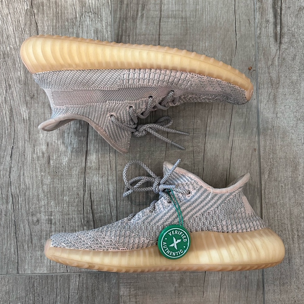 Yeezy Boost 350 V2 in great condition. Certified and a light pink color size 7